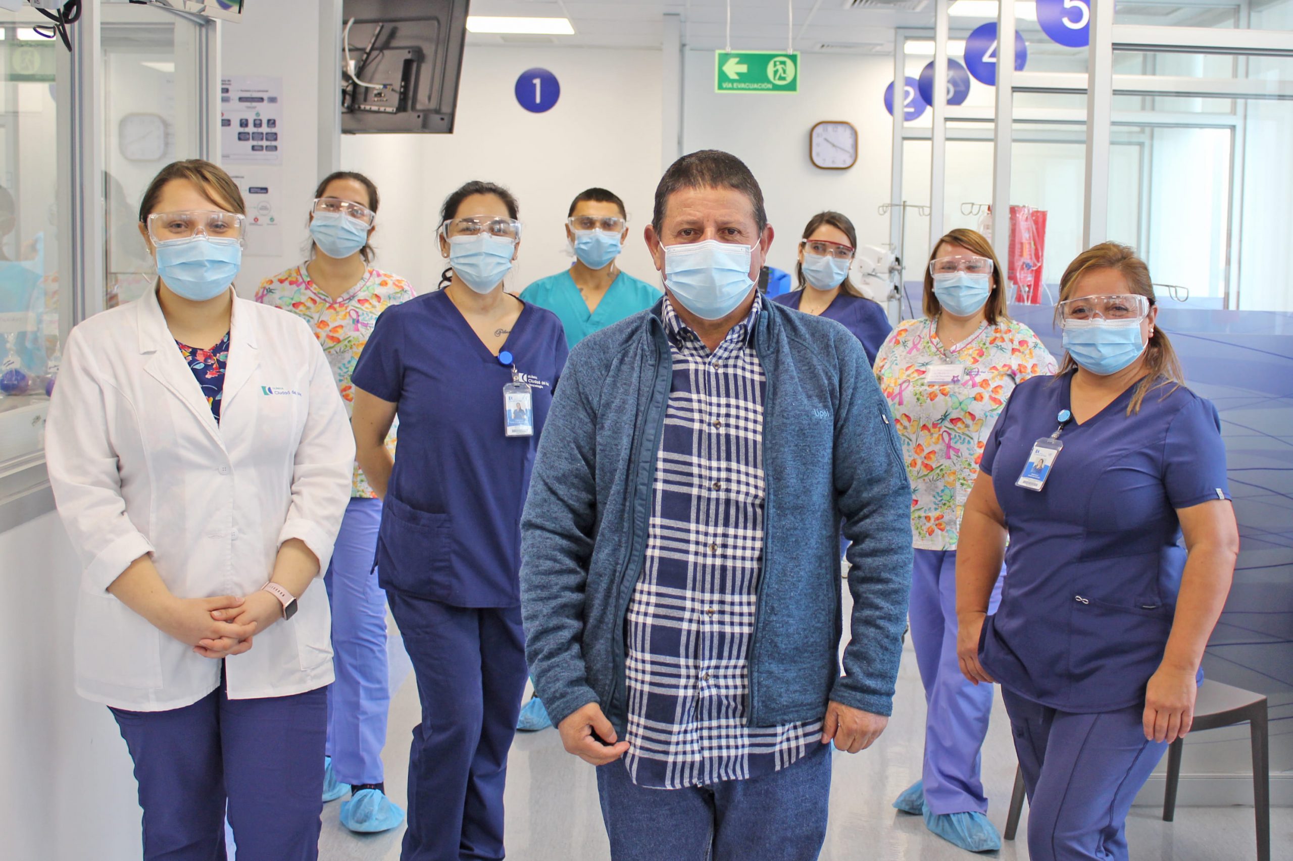 Abel Valencia junto al equipo del Centro Integral de Oncología