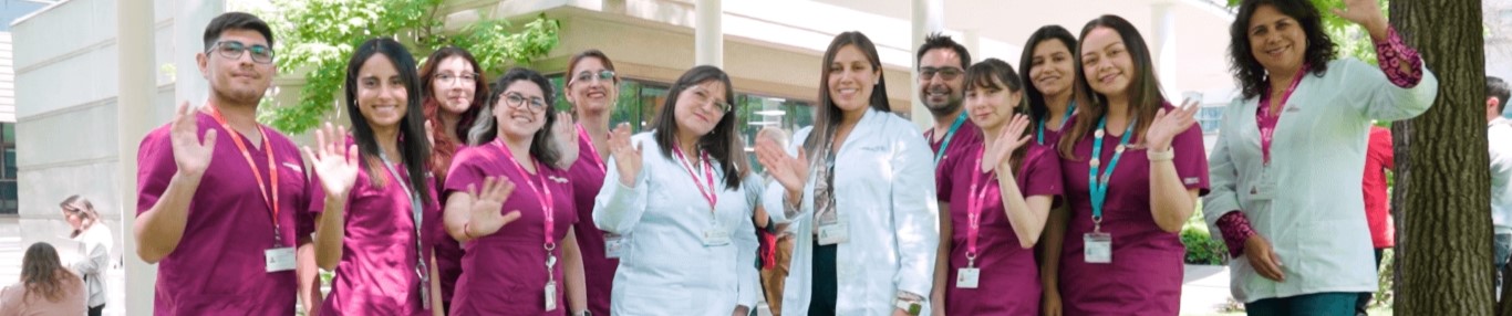 En noviembre, el equipo de auditores del Colegio de Patólogos Americanos (CAP) visitó la unidad para realizar una evaluación exhaustiva, proceso que se realiza cada 2 años para otorgar la acreditación internacional. En esta instancia, se revisaron las áreas de Biología Molecular, Genética, Citometría de Flujo, Microbiología, Hematología y Química Clínica. La evaluación arrojó excelentes resultados, que permitieron obtener la certificación, por tercera vez consecutiva, reafirmando su liderazgo en estándares internacionales de calidad y tecnología. “Contar con el único laboratorio clínico acreditado por CAP en Chile demuestra una vez más nuestro compromiso con la calidad y seguridad en procesos tan fundamentales para la atención de nuestros pacientes”, afirma la Dra. Carolina Asenjo, Directora Médica de Red Dávila. El Colegio Americano de Patólogos es una de las principales entidades en el ámbito de los especialistas en espacios clínicos y está dedicado a garantizar la calidad de los servicios a través de programas de acreditación, educación y mejora continua. Dentro de los puntos a evaluar están los controles de calidad, competencia del personal, equipamientos, instalaciones, programas de bioseguridad y la gestión administrativa. Son más de 3 mil puntos los que se chequean en cada auditoría. “Estar acreditado con los más altos estándares a nivel mundial es algo que nos llena de orgullo a todos y demuestra nuestra preparación de cara a esta evaluación y que nos permite superarla por tercera vez” señaló la Dra. María Ximena Lobos, Directora Médica de Laboratorio Omesa. Este servicio, ubicado en Clínica Dávila, sigue en calidad, tecnología y buenas prácticas internacionales, siendo el único en Chile con tres acreditaciones consecutivas del CAP.
