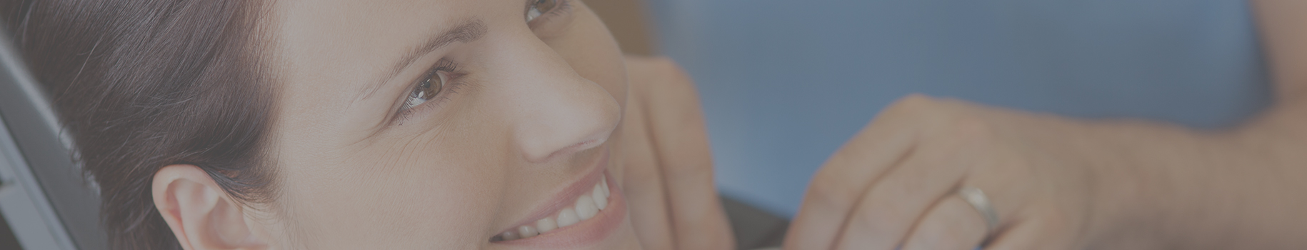 Es la especialidad relacionada al tratamiento de la sintomatología dolorosa de la articulación temporomandibular y de la musculatura asociada. Esta especialidad se encarga del tratamiento de parafunciones tales como bruxismo y trastornos del sueño, que afectan y producen desgaste en las piezas dentarias generando cuadros de dolor facial. El bruxismo es un trastorno en que el paciente rechina o aprieta los dientes de manera permanente, se produce de manera inconsciente mientras el paciente duerme. En Clínica Dental Santa María ponemos a disposición de nuestros pacientes los últimos tratamientos para estas afecciones, utilizando férulas o protectores bucales e inyecciones de toxina botulínica (bótox) que producen relajación de la musculatura facial aliviando de manera significativa estos cuadros.