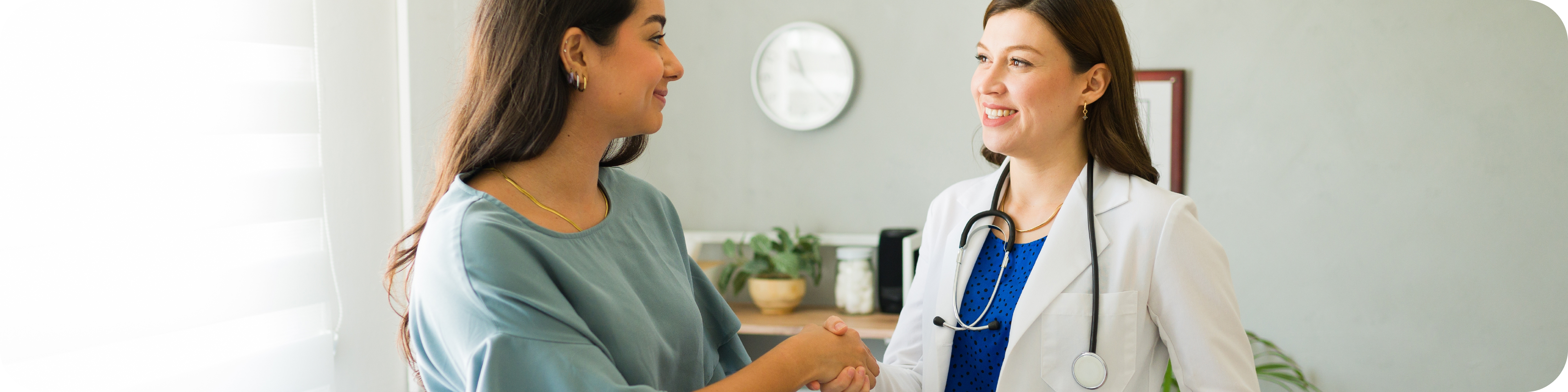 Doctora saludando a una mujer paciente
