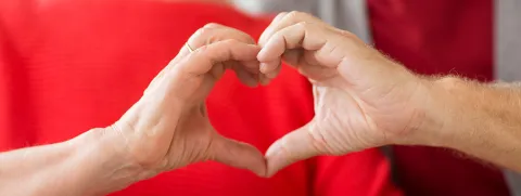 Dos manos formando un corazón. Cardiología Clínica Santa María.