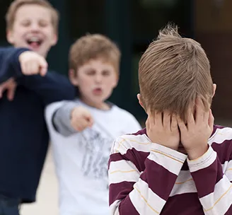 Niño sufriendo acoso escolar. Clínica Santa María.