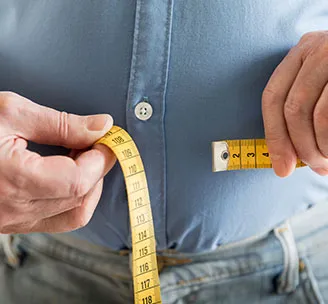 Persona con cinta métrica. Clínica Santa María