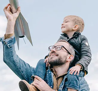 Papá jugando con su hijo. Cáncer de próstata. Clínica Santa María.