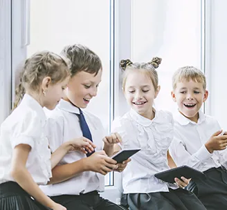 Niñas y niños de edad escolar riendo