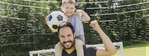 Niño con papá jugando al fútbol
