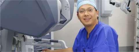 Dr. Jorge Bravo, cirujano digestivo de robótica de Clínica Santa María