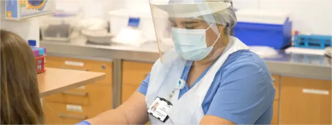 Doctora en laboratorio Clínica Santa María