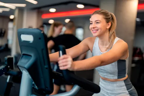 Mujer joven en bicicleta fija