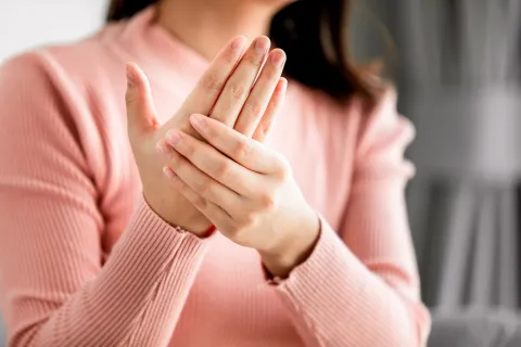 Manos de mujer. Dedo en gatillo.