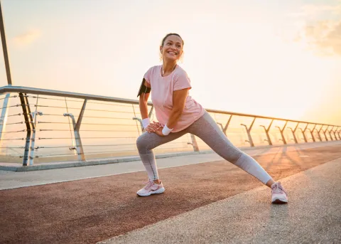 Mujer sonriente haciendo ejercicio