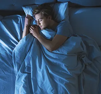 Hombre durmiendo tranquilamente. Síndrome de piernas inquietas (SPI)