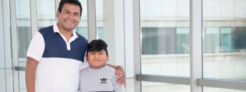 Niño y su papá sonrientes. Adenoamigdalectomía. Clínica Santa María.