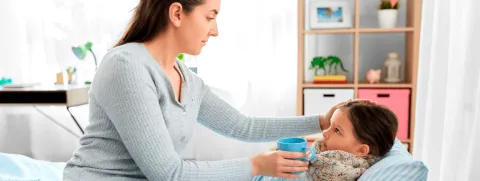 Mamá cuidando a niña enferma