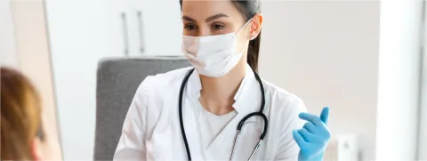 Doctora joven en consultorio