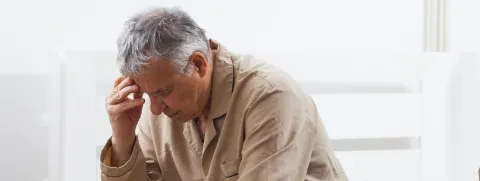 Hombre con dolor de cabeza