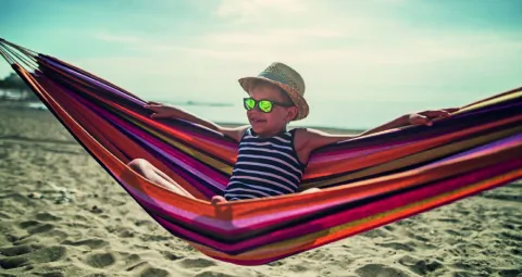 Cuidado del sol en los ojos durante el verano