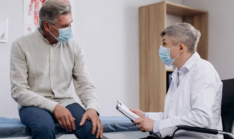 Médico conversando con hombre