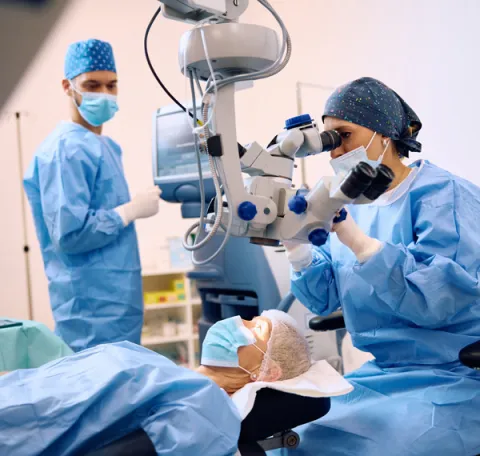 Equipo médico realizando cirugía ocular