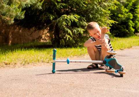 Niño caída de monopatín