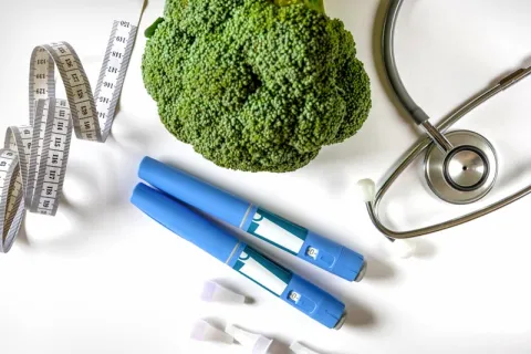 Brócoli, cinta métrica y estetoscopio. Diabetes y control de peso
