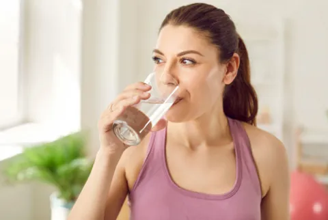 Mujer tomando un vaso de agua
