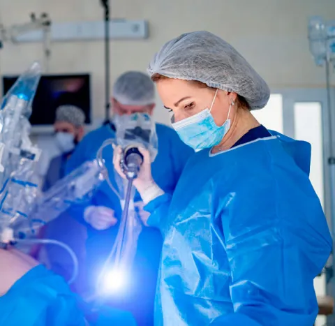 Cirujana en quirófano. Cirugía robótica