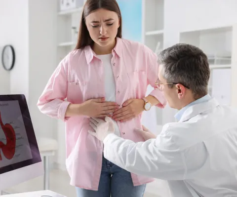 Mujer en consulta médica con dolor estomacal. Sibo. Clínica Santa María