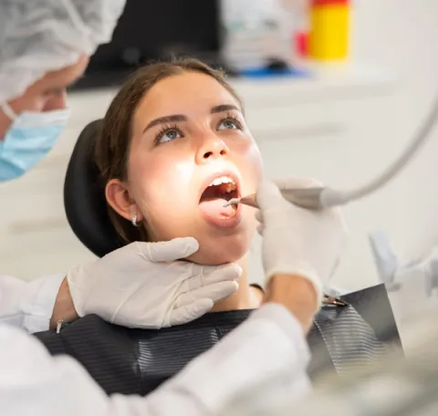 Mujer en el odontólogo. Centro dental Clínica Santa María