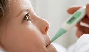 Niña con termómetro