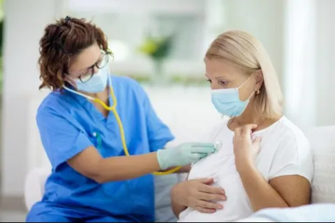 Doctora auscultando paciente