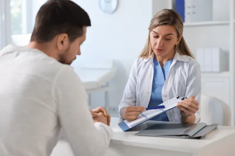 gota, una enfermedad que provoca dolor e inflamación articular