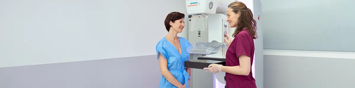 Doctora atendiendo a mujer. Centro de Cirugía en Patología de Mama