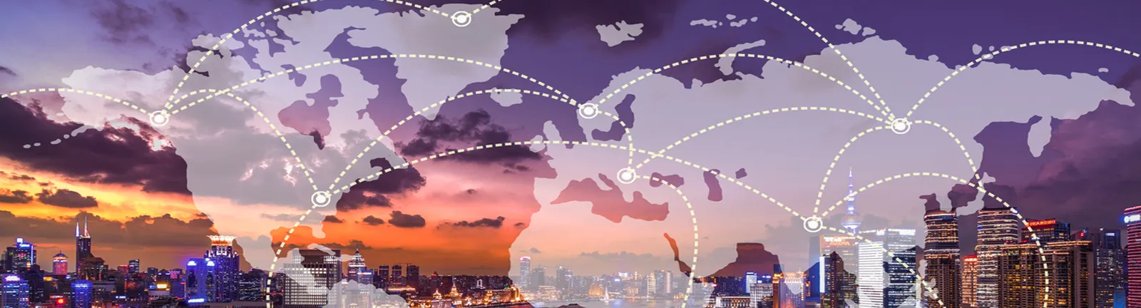 Paisaje de atardecer de ciudad con un mapa del mundo superpuesto