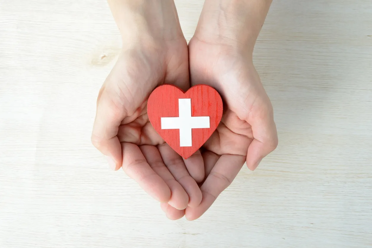 Manos sostienen un corazón