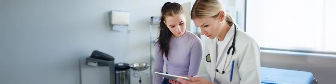 Doctora atendiendo a adolescente. Especialidad adolescencia.