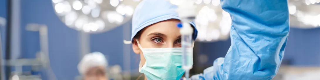 Doctora preparando anestesia. Anestesiología.