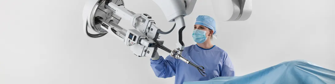 Doctora utilizando aparato robótico. Centro de cirugía robótica.