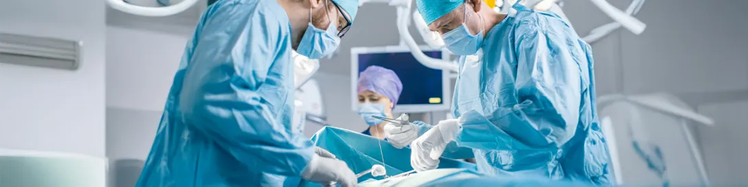 Equipo médico en cirugía. Especialidad Cirugía de Hernias
