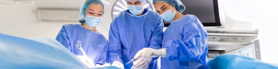 Equipo médico en cirugía. Especialidad Cirugía de Tórax