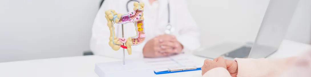 Doctora explicando con maqueta. Especialidad Coloproctología.