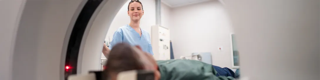 Doctora y paciente ingresando a resonancia