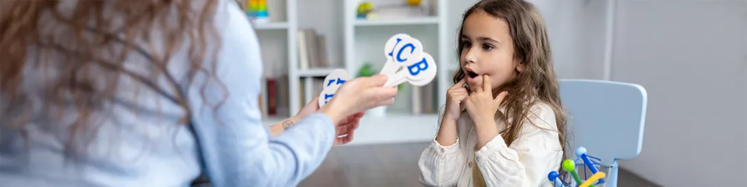 Niña en sesión de fonoaudiología