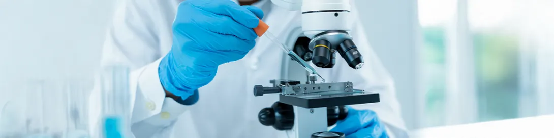 Persona manipulando un microscopio