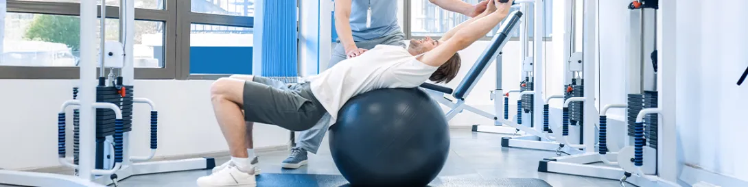Paciente realizando ejercicios con pelota