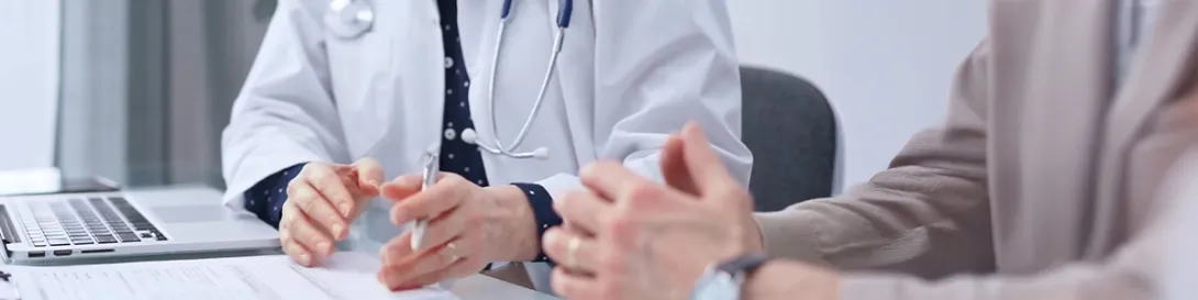 Manos de médico y de paciente
