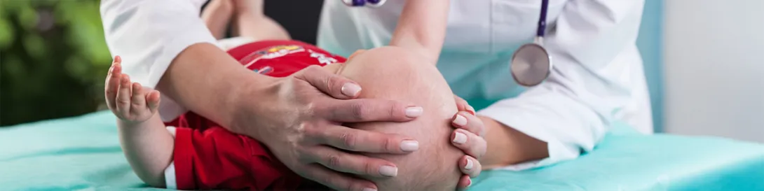 Médica examinando la cabeza de un bebé