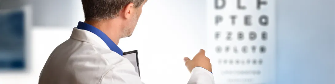 Oftalmólogo haciendo prueba de visión