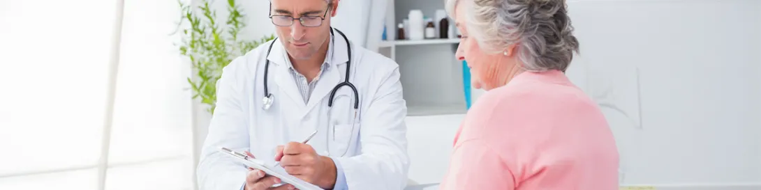 Médico atendiendo a mujer mayor