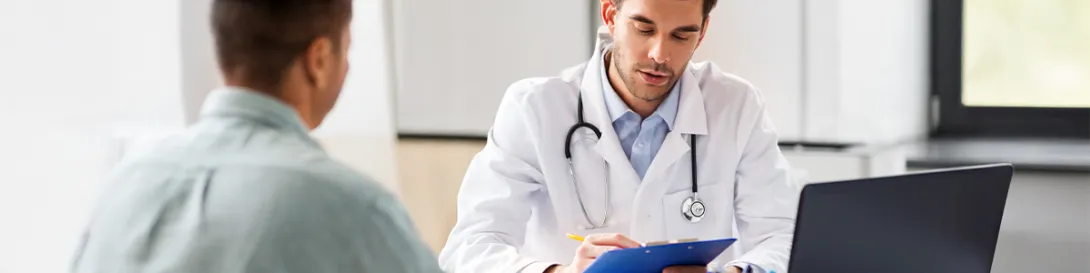 Médico atendiendo a hombre